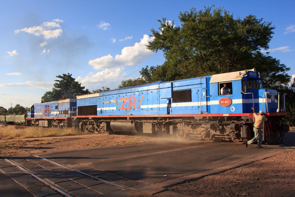 03-Train in Victoria Falls.jpg - Train in Victoria Falls